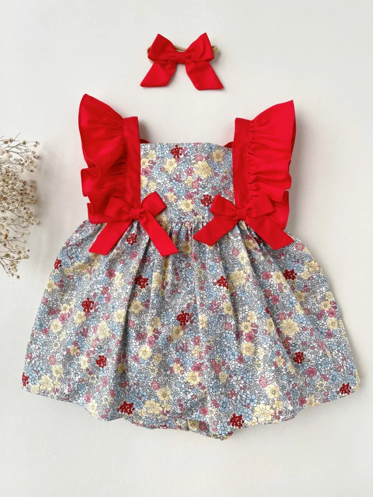 Conjunto floral con arandelas coral y cubrepañal