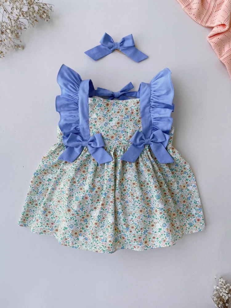 Conjunto bebé azul con blusa cuello bebé, cubrepañal y gorro