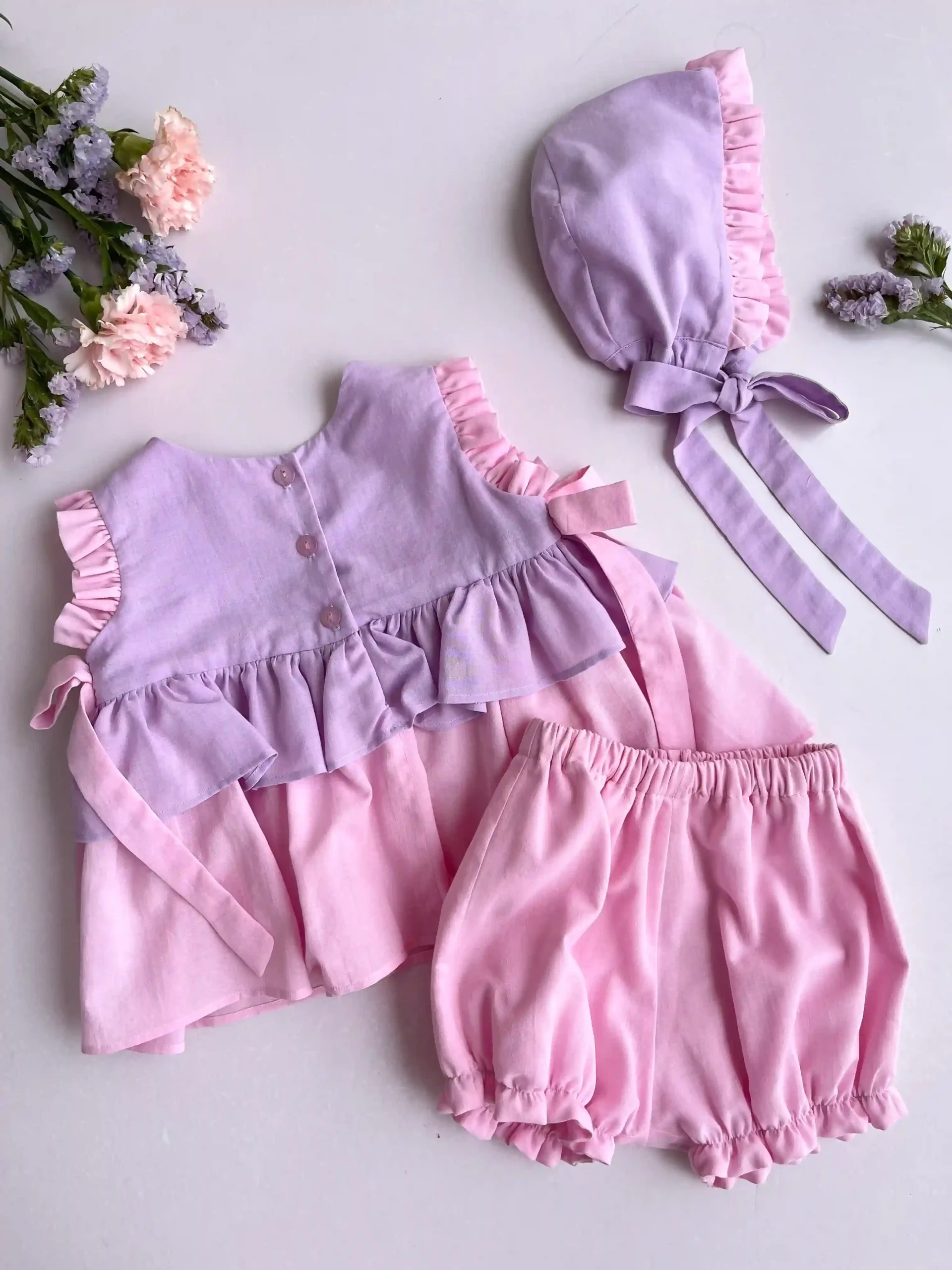 Conjunto para bebé niña en algodón rosa y malva con capota y bordado floral
