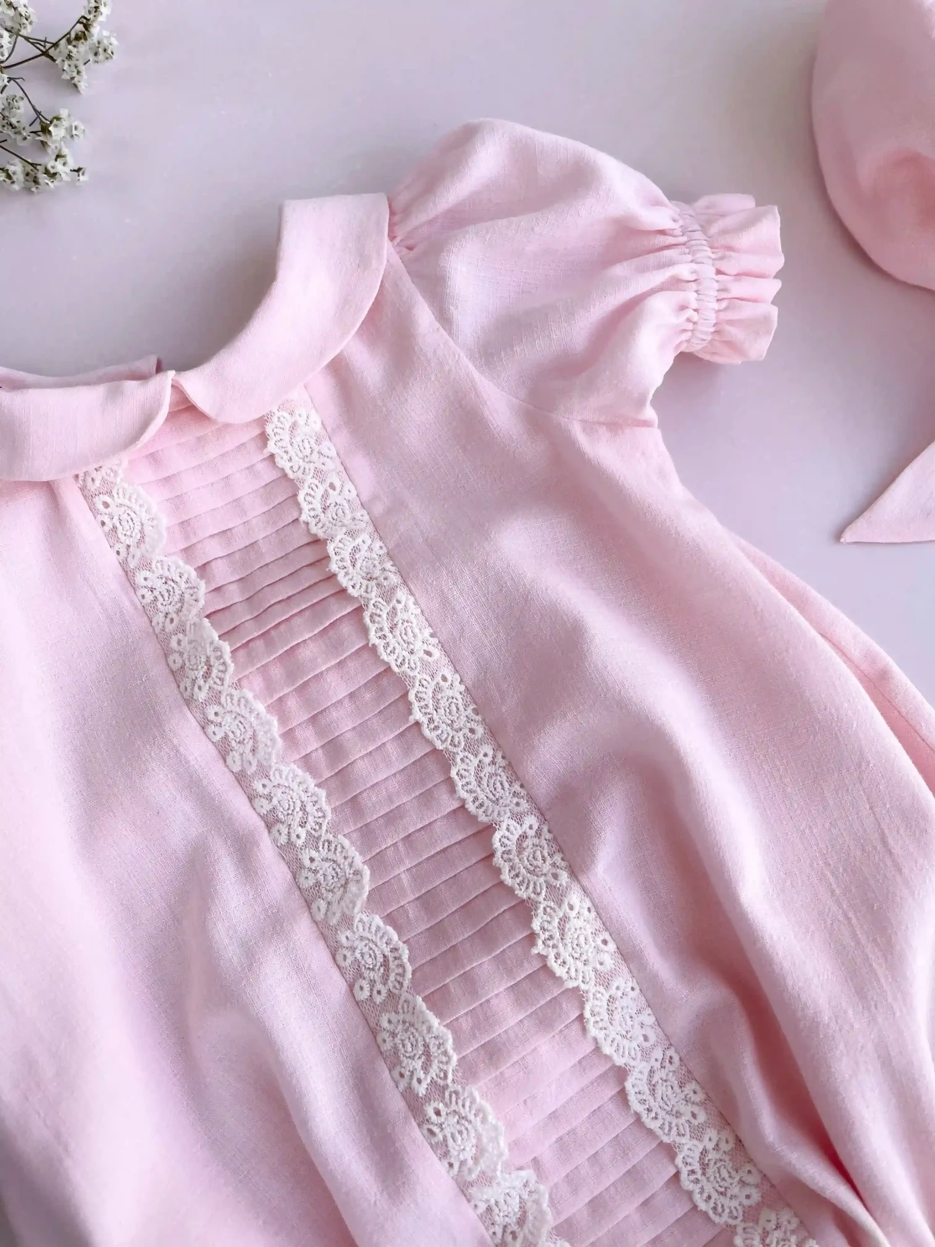 Ranita rosa en algodón con encaje y capota para bebé niña - Imagen 4