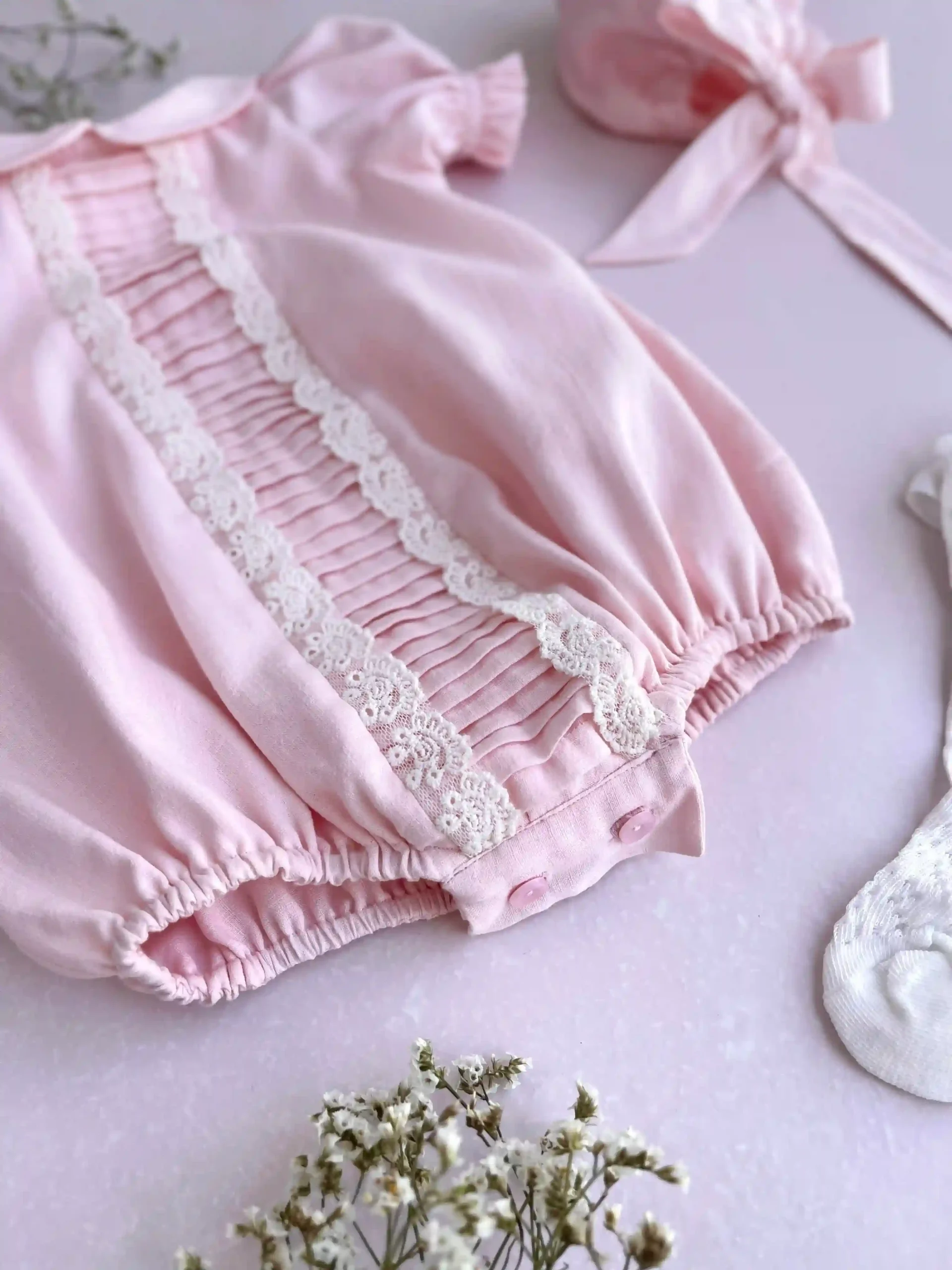 Ranita rosa en algodón con encaje y capota para bebé niña - Imagen 3