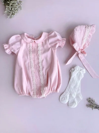 Ranita rosa en algodón con encaje y capota a juego para bebé niña