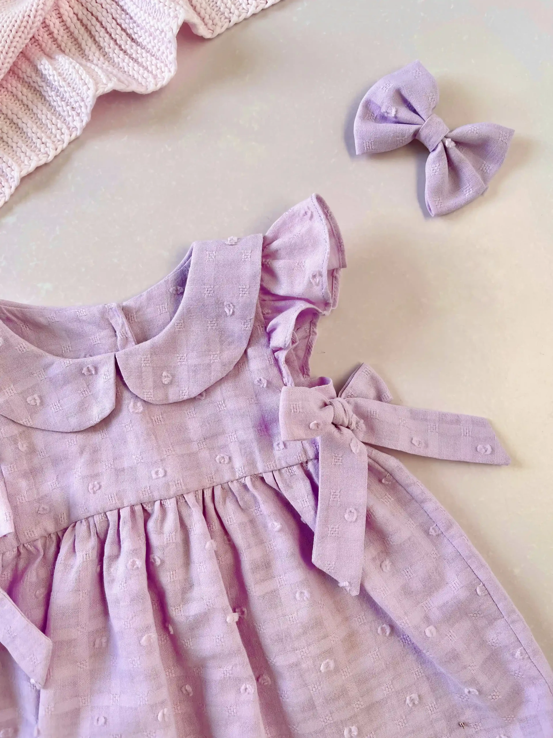 Vestido lila para bebé niña en tela bordada con lazos - Imagen 5