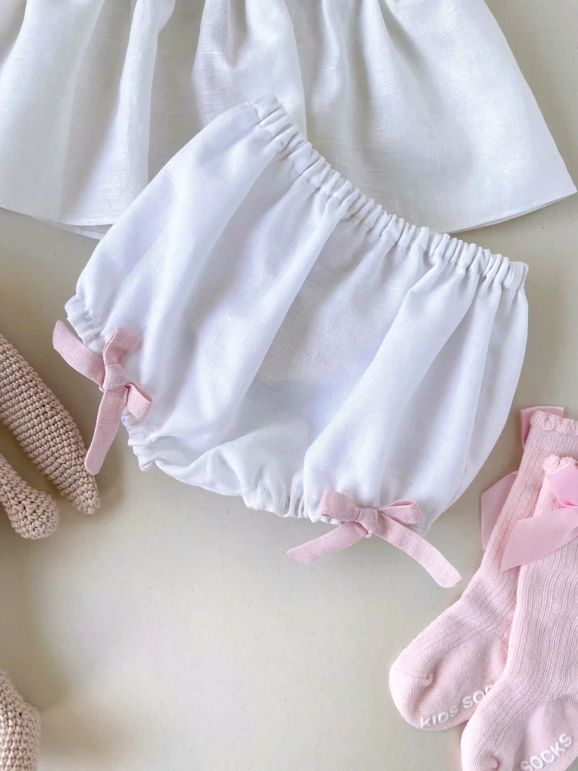 Conjunto en lino blanco perla para bebé niña - Imagen 4